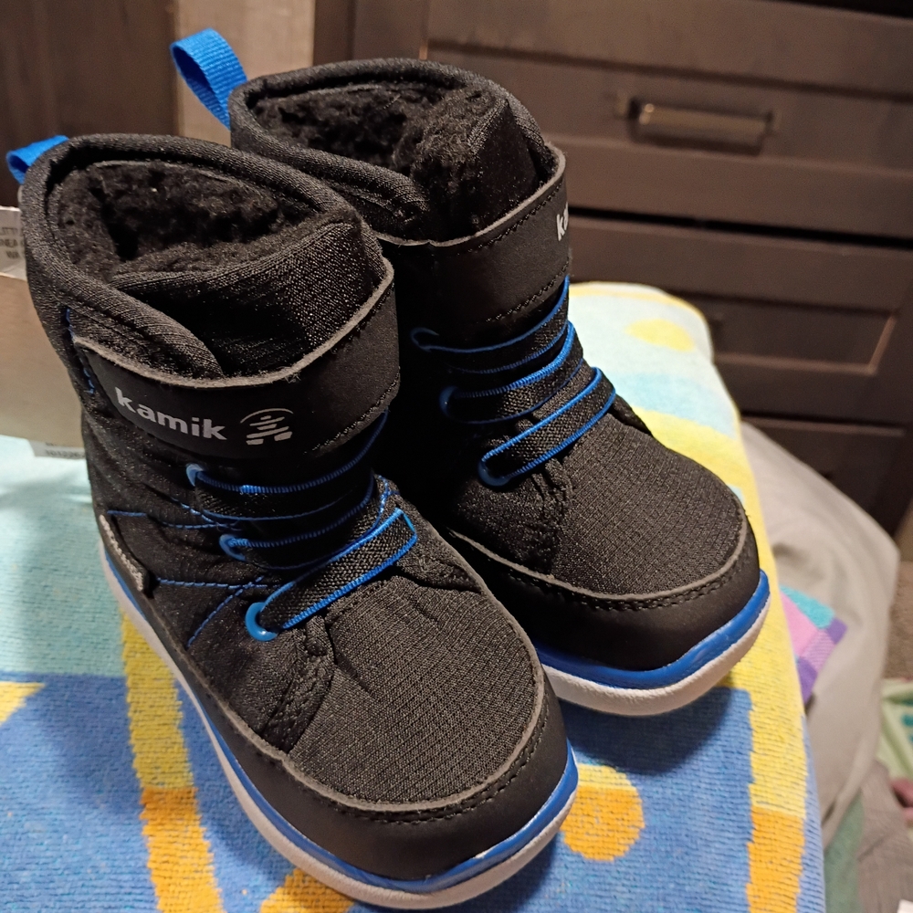 Kamik Kids Black and Blue Insulated Winter Boots Size 6 NWT